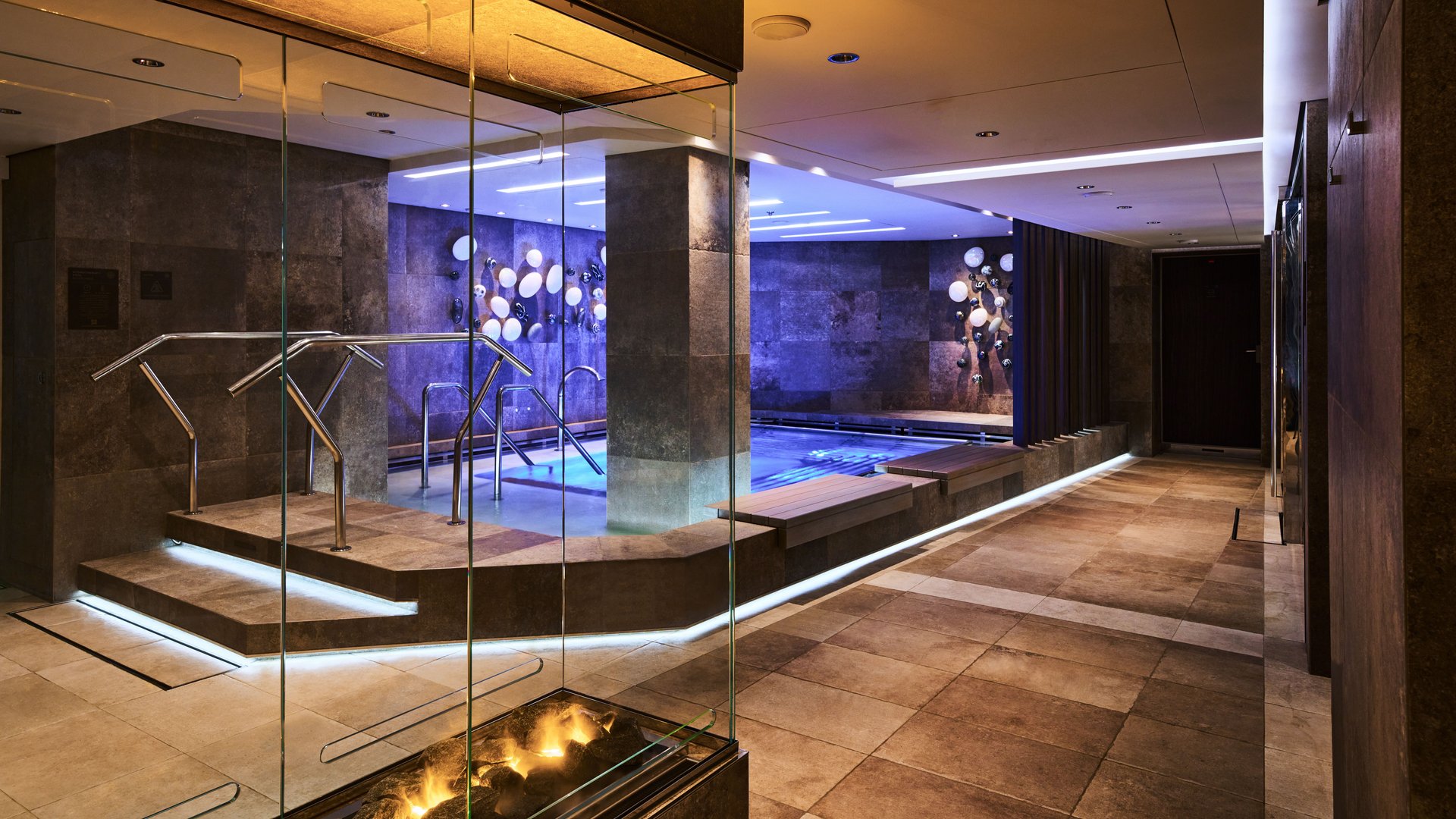 Бассейн и спа-зона Ocean Wellness на борту EXPLORA JOURNEYS