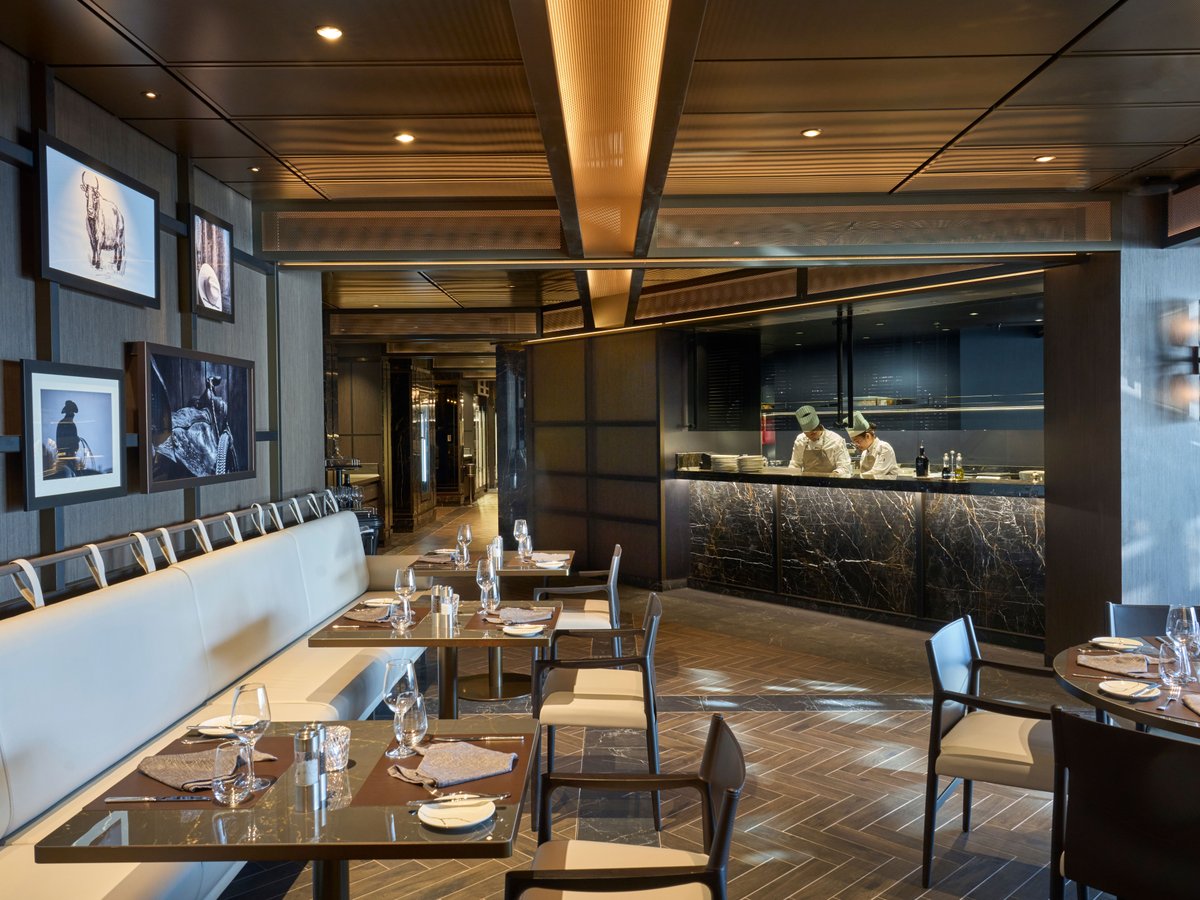 Интерьер Marble & Co Grill — изысканный стейкхаус на борту Explora