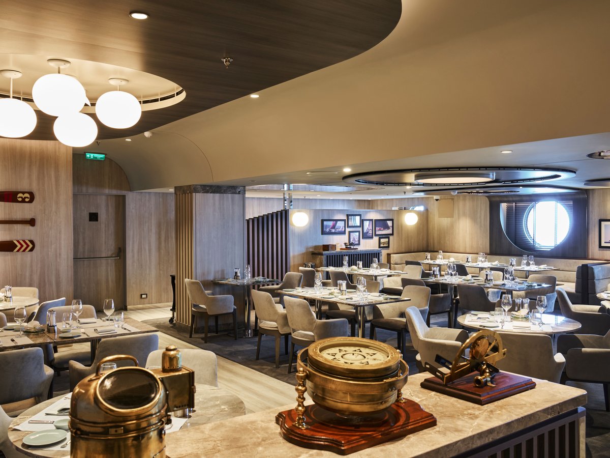 Терраса и интерьер Med Yacht Club на борту Explora