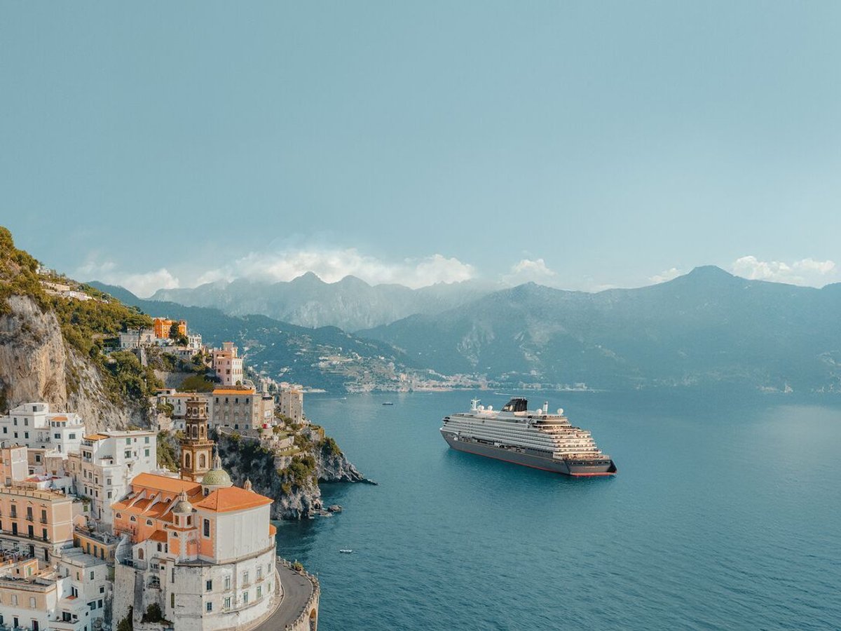 Astern Lounge — лаундж на корме EXPLORA JOURNEYS, поздний выход из порта