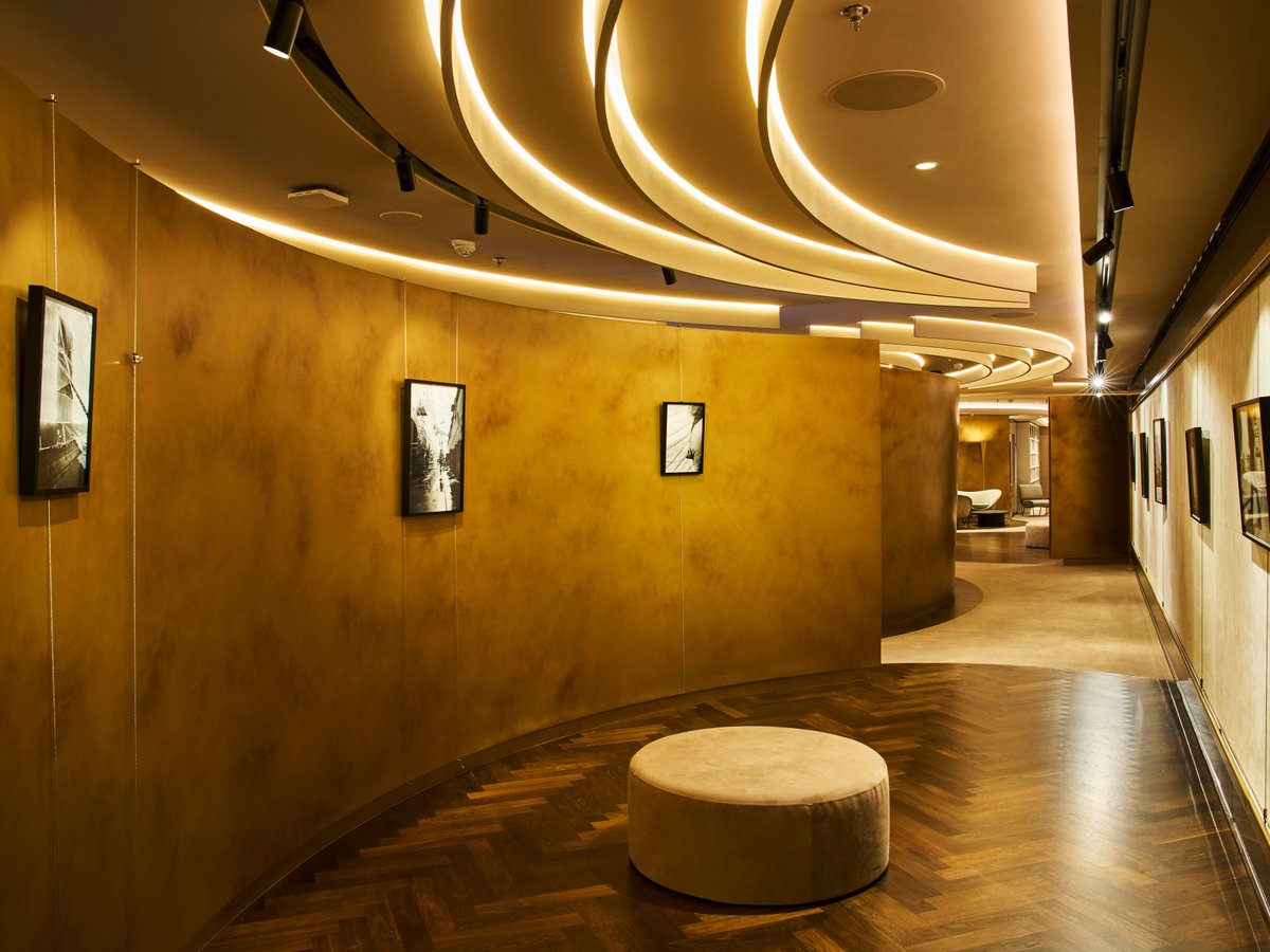 Journeys Lounge — галерея с произведениями Энди Уорхола на EXPLORA JOURNEYS